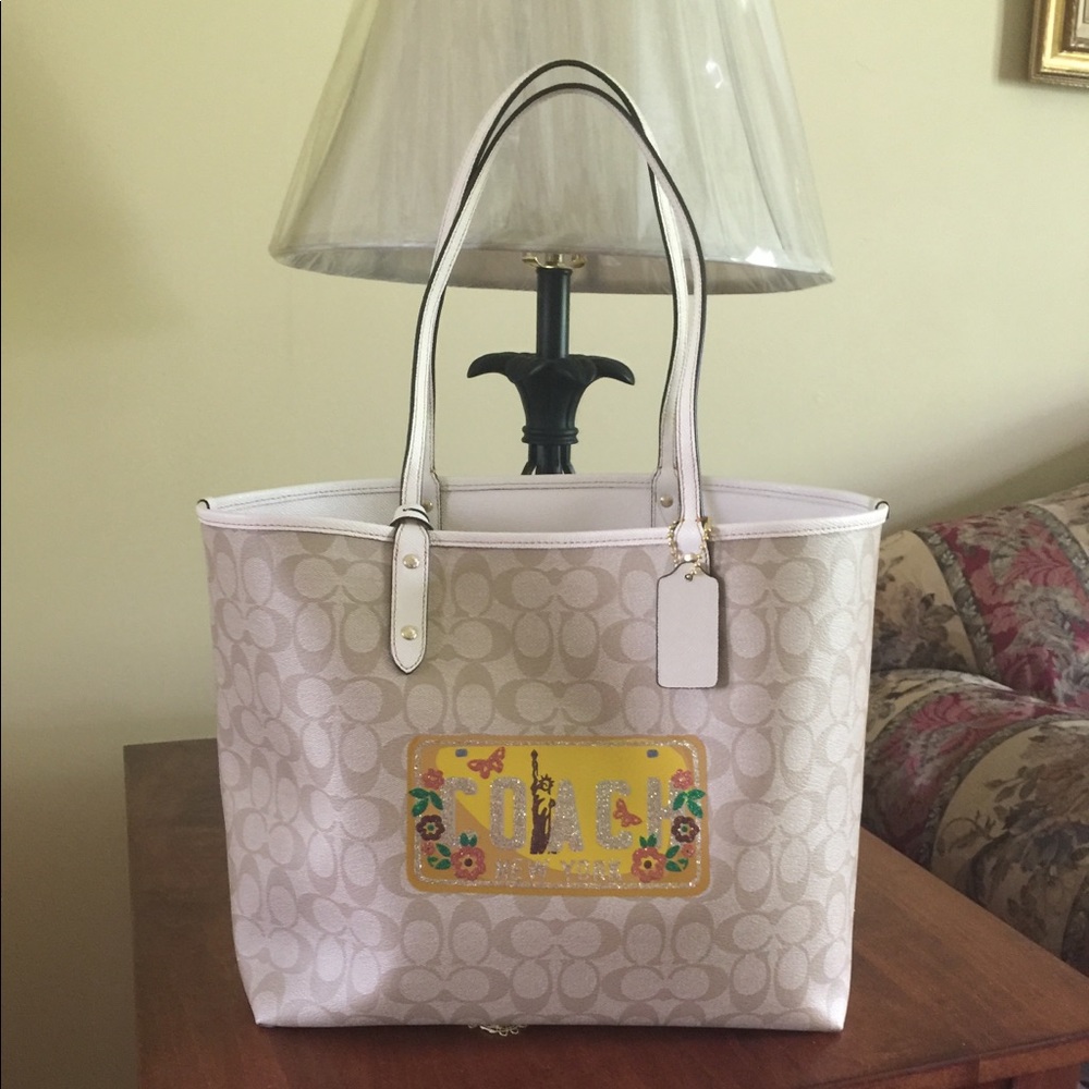😍COACH Signature Reversible City Tote NY Motif😍